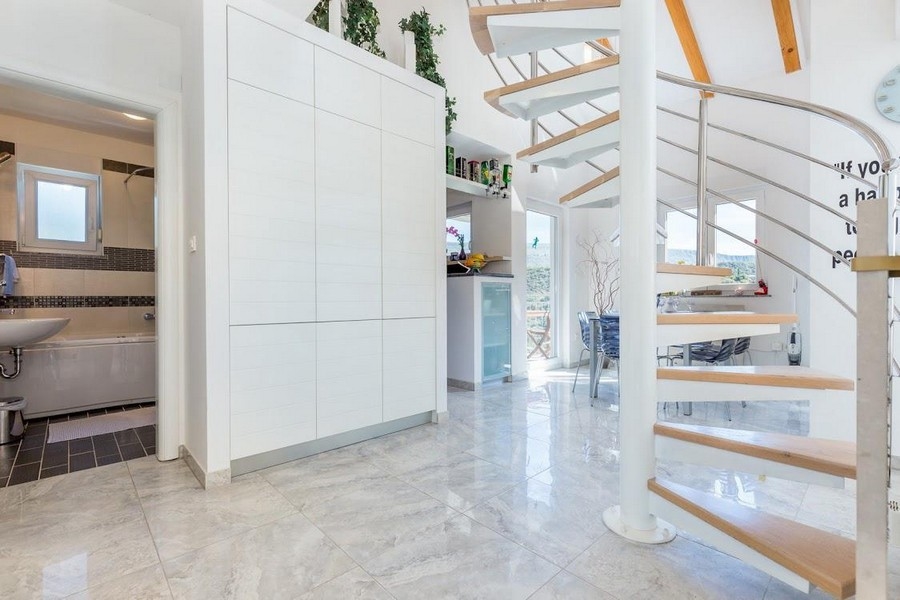 Trä- och metalltrappa i ett öppet vardagsrum