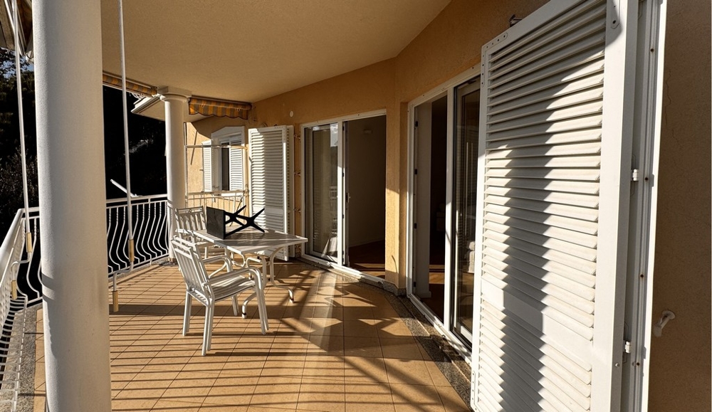 Rymlig och solig terrass på fastighet A3519 i Icici, Kvarnerbukten.