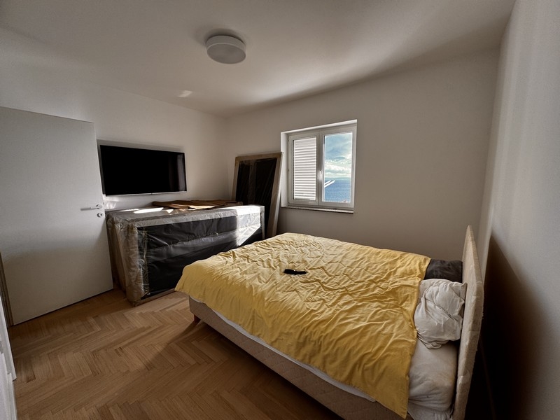 Sovrum med stoppad säng, stege och öppen väggyta