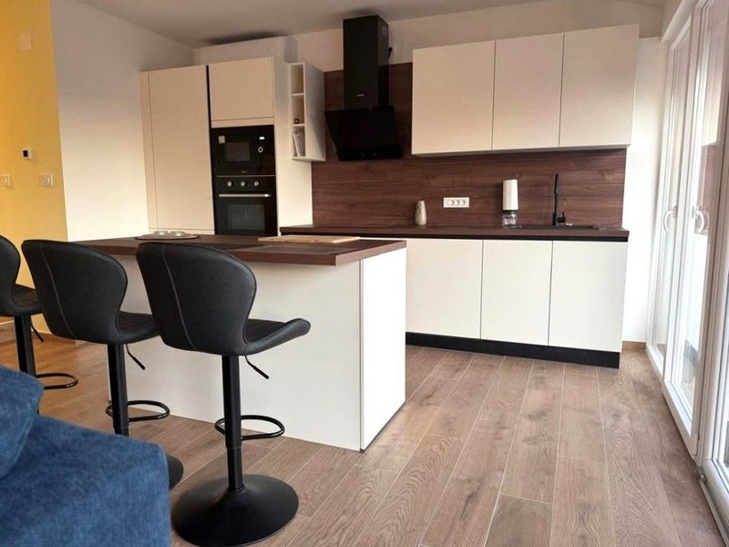 Modernt kök i lägenhet A3523, som är till salu i Matulji, Kroatien.