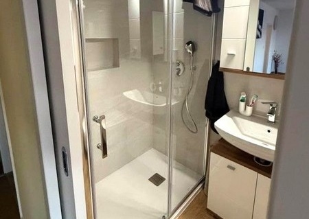 Badrummet med dusch.