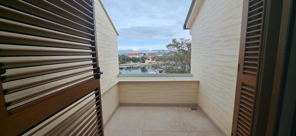 Balkong med träluckor och havsutsikt, fastighet A3529 i Poljana