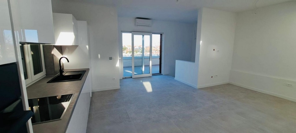 Ljust vardagsrum med kök och tillgång till altan, fastighet A3529, Panorama Scouting