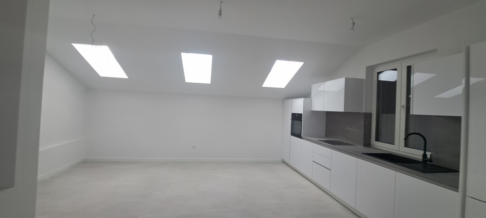 Modernt kök med takfönster och rymligt vardagsrum i Poljana, fastighet A3529