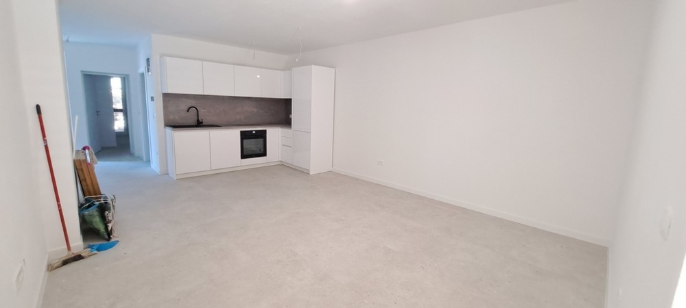 Ljust kök med inbyggda vitvaror och minimalistisk design, fastighet A3529