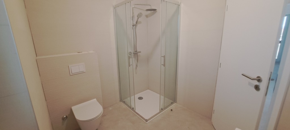 Badrum med dusch och modern design i Poljana, fastighet A3529, Panorama Scouting