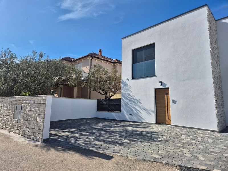 Entré från parkeringen.