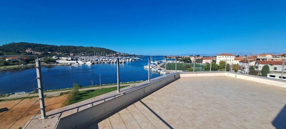 Takterrass på fastighet A353 på ön Ugljan i Kroatien.