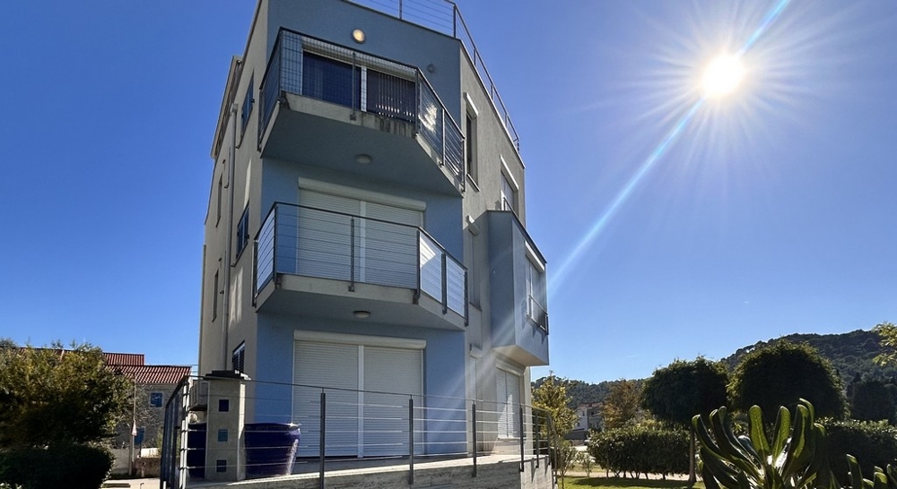 Modern lägenhet med takterrass på Ugljan till salu.