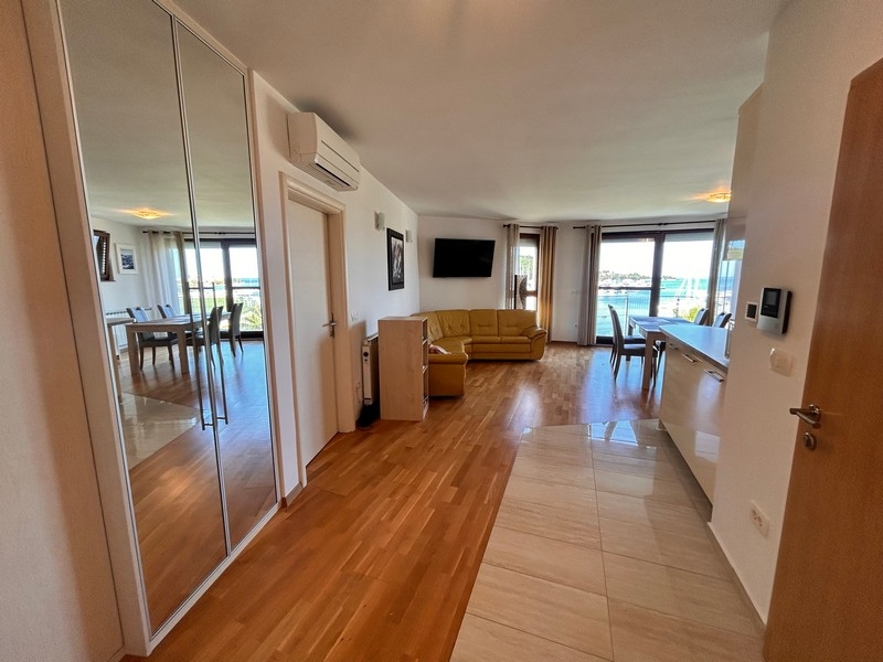 Hall med vardagsrum, soffa och havsutsikt