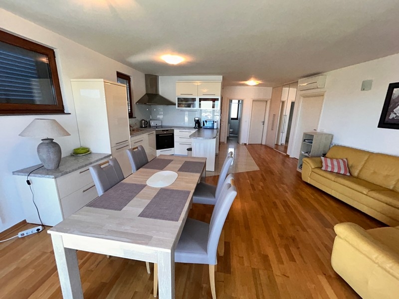 Matplats och vardagsrum, öppet kök, panoramaspaning, ID A3535