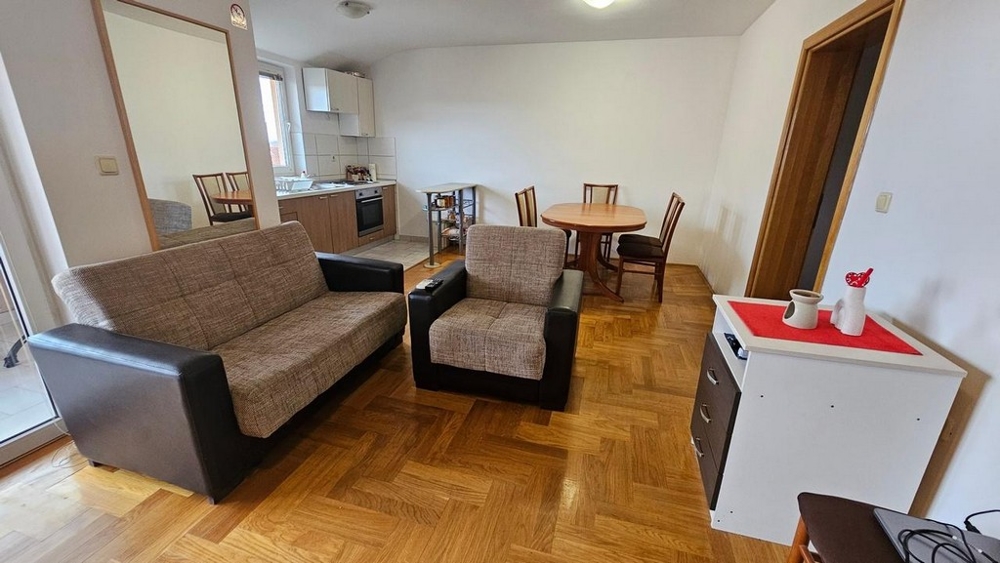 Vardagsrum och utsikt in i köket på fastighet A3543 i Kroatien.