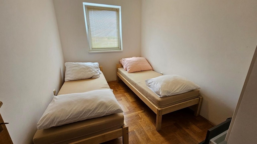 Litet sovrum med två enkelsängar.