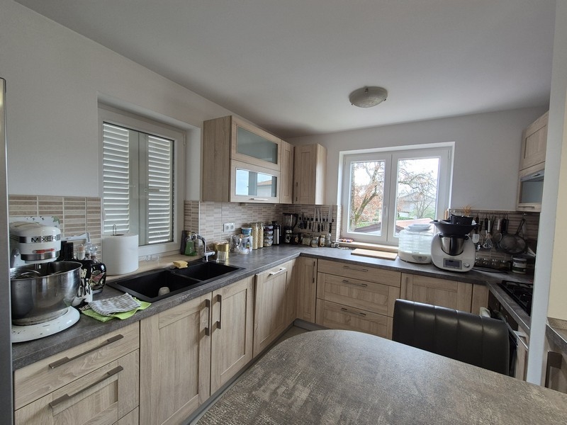 Modernt kök med träfronter och utsikt utanför