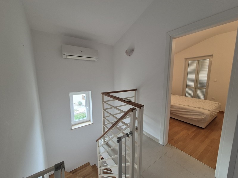 Utsikt från trappan in till sovrummet.