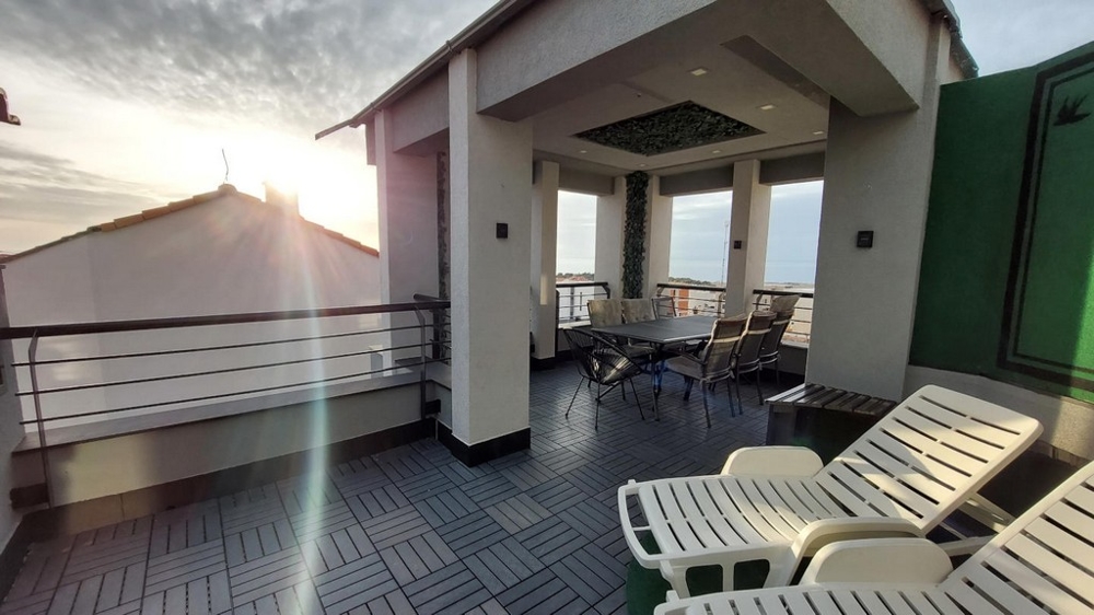 Stor terrass till lägenhet A3545 i Kroatien.