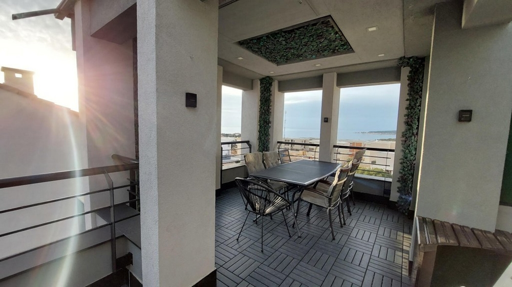 Stor terrass med utsikt över havet av fastighet A3545 i Novalja.