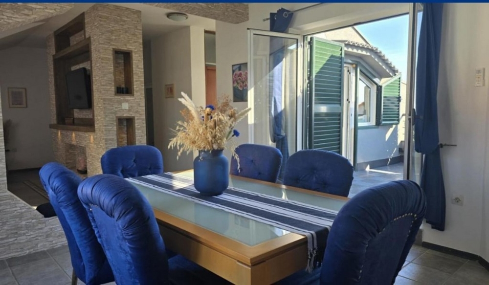 Matbord och tillgång till lägenhetens terrass.