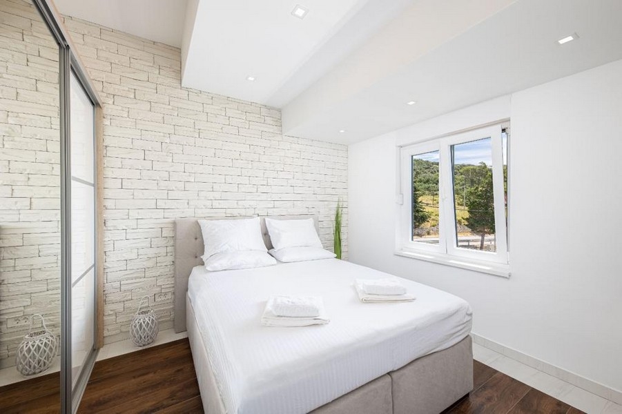 Andra sovrummet med naturligt ljus