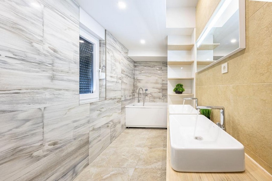 Badrum med dusch och modern utrustning