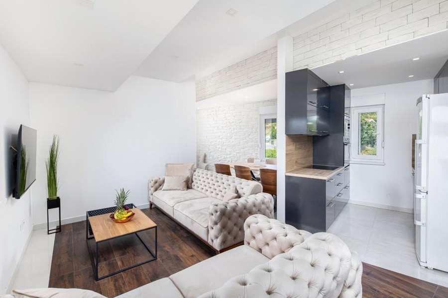 Vardagsrum med öppet kök och matplats