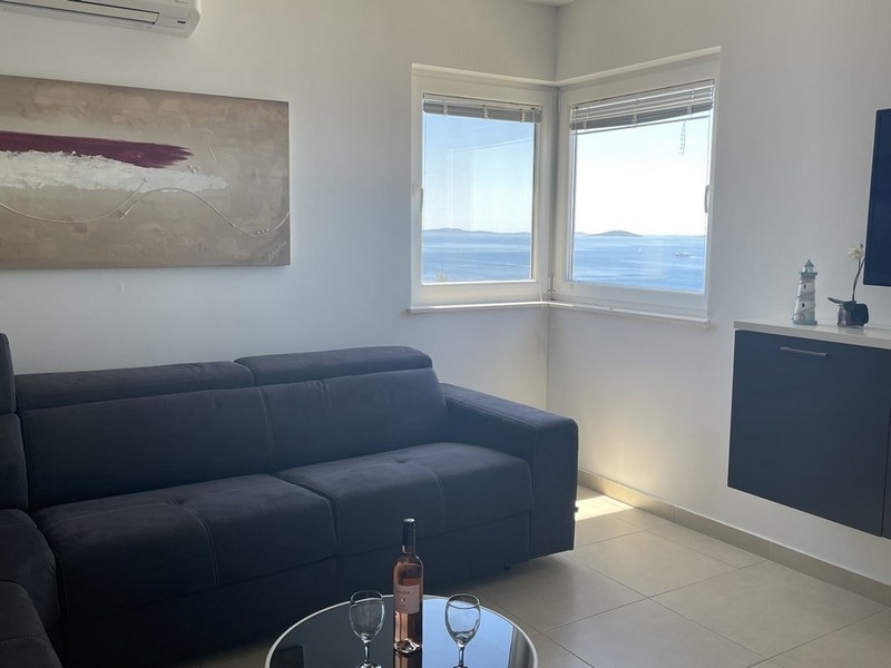 Utsikt över havet från vardagsrummet.