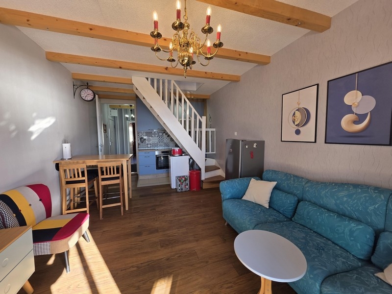 Vardagsrum och utsikt över den inre trappan på fastigheten A3552.