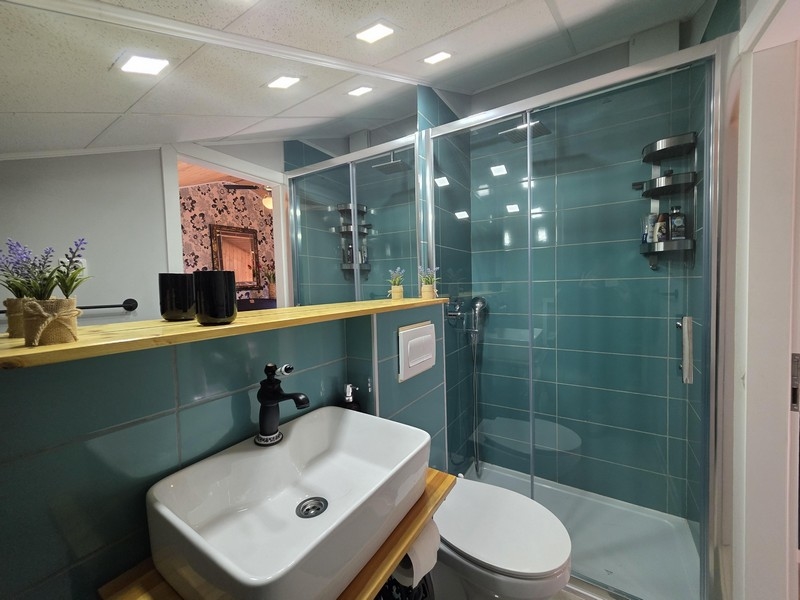 Modernt badrum med dusch och handfat