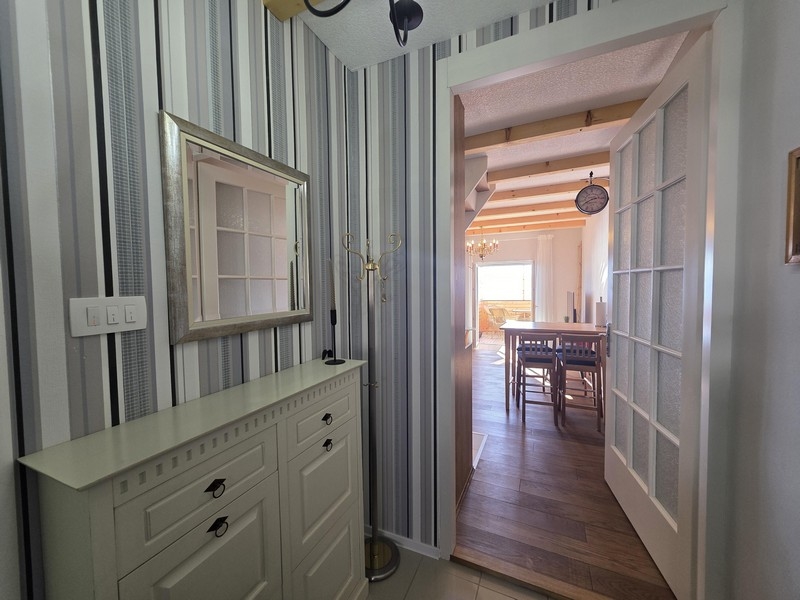 Entré med byrå och spegel