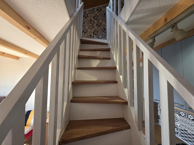 Trappa till övervåningen i etagevåningen