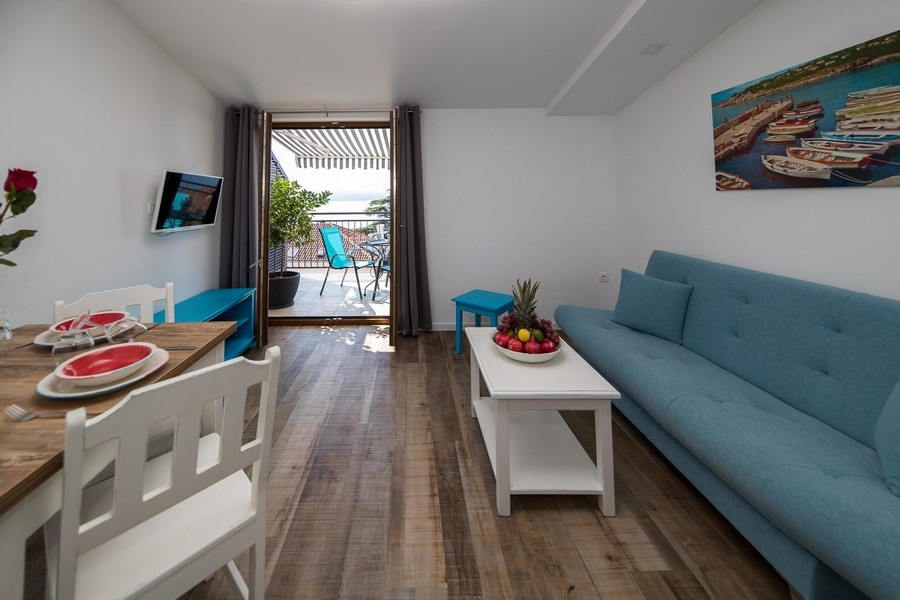 Vardagsrum med utgång till balkong och havsutsikt