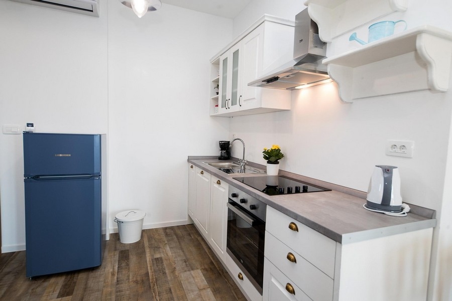 Kök med blå accenter och trägolv