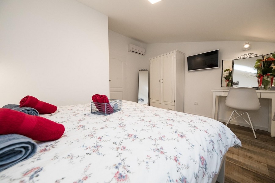 Sovrum med dubbelsäng och tv