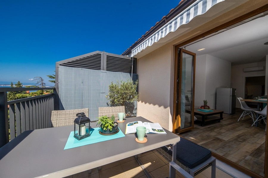 Utsikt från terrassen över vardagsrummet inne i lägenheten.