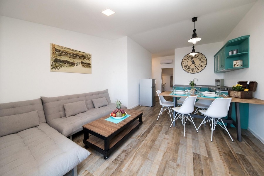 Vardagsrum med soffa och matbord