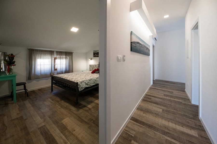 Sovrum med järnsäng och skrivbord