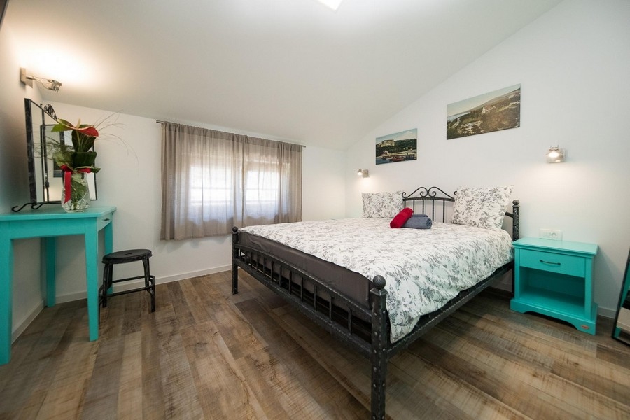 Sovrum med grönt skåp och sminkbord