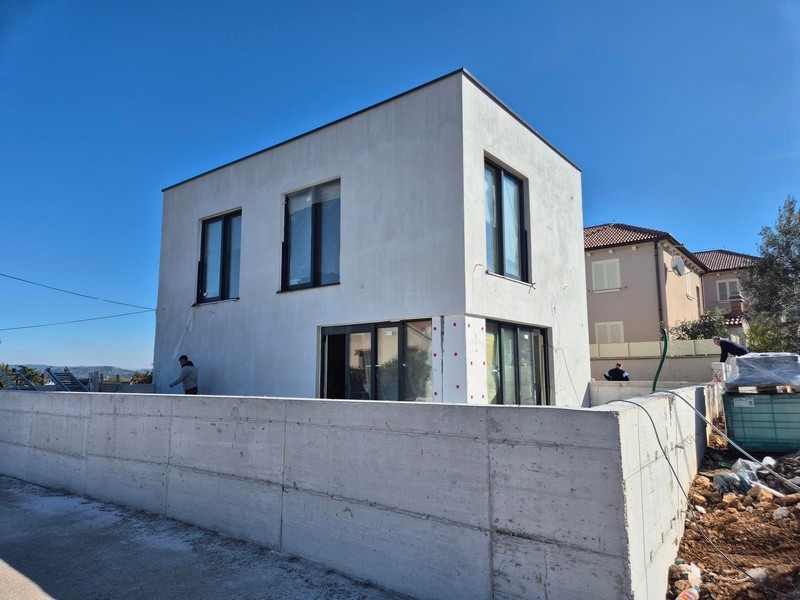 Duplex lägenhet med trädgård och havsutsikt till salu i Murter.