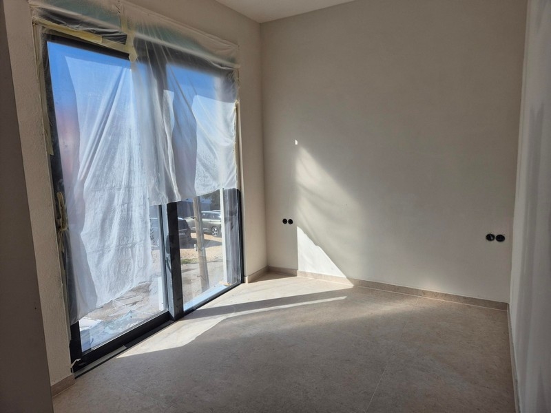 Soligt rum med fönster från golv till tak