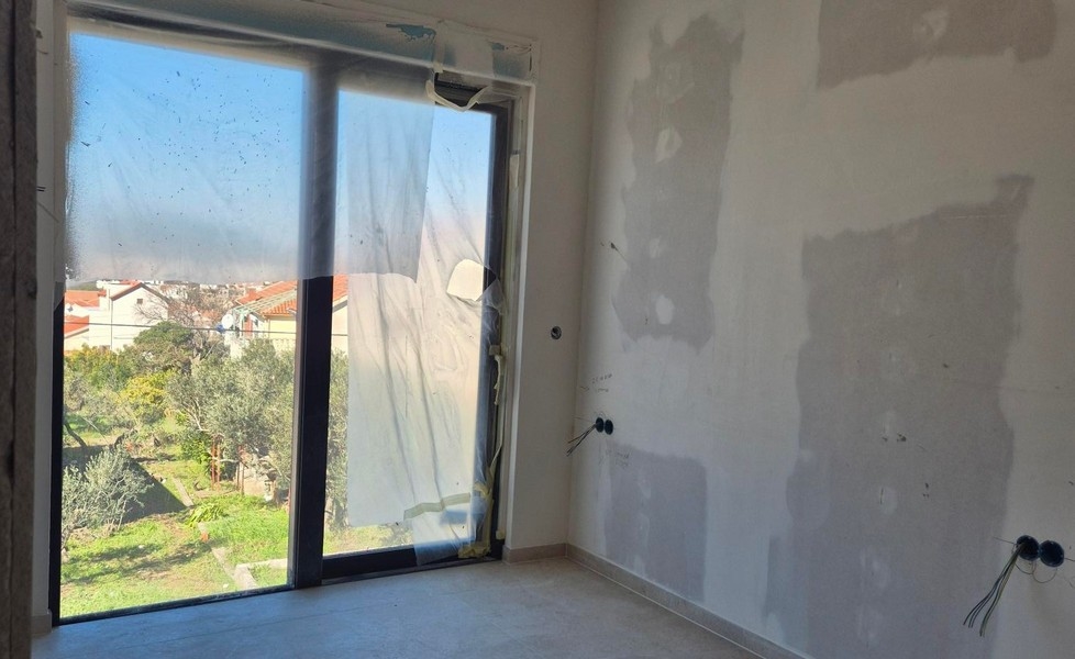 Rum med utsikt över trädgården, stort fönster fram