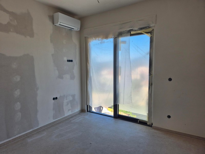 Rum med luftkonditionering och stort fönsterfront i byggskede