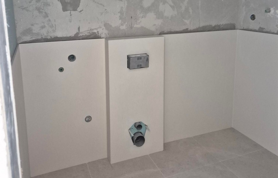 Oavslutat badrum med förväggsinstallation