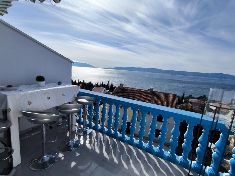 Terrass till lägenhet A3567, som erbjuds till försäljning i Novi Vinodolski.