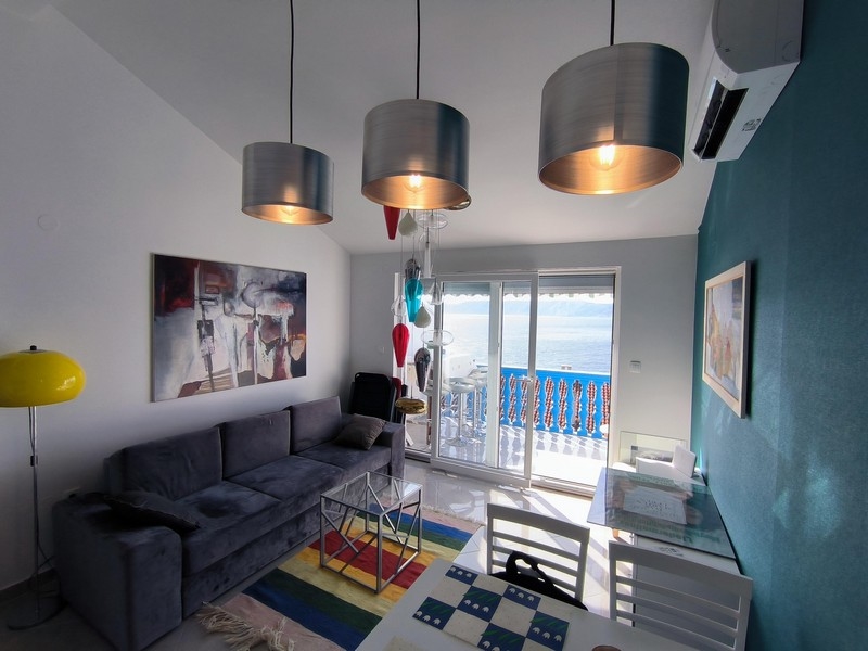 Modernt vardagsrum i fastighet A3567 i Novi Vinodolski, Kroatien.