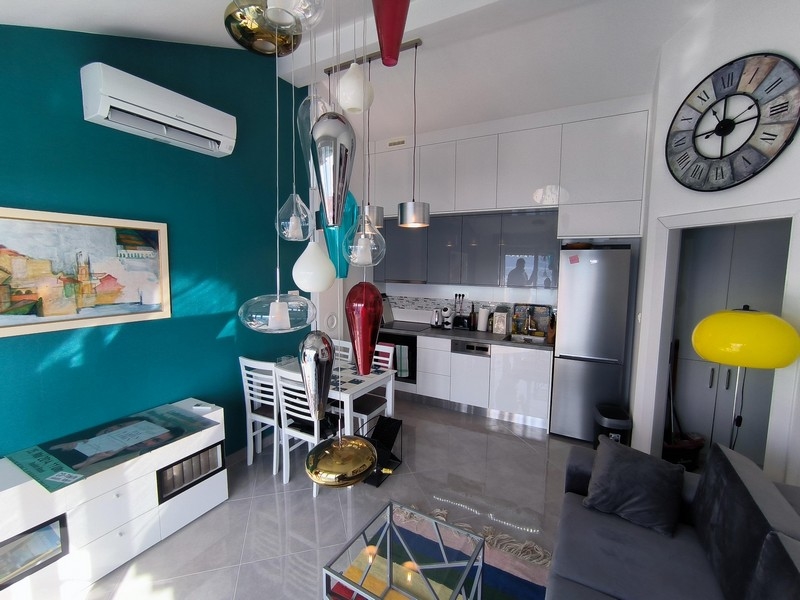 Vardagsrum med öppet kök och havsutsikt