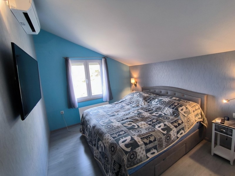 Sovrum med fönster och utsikt