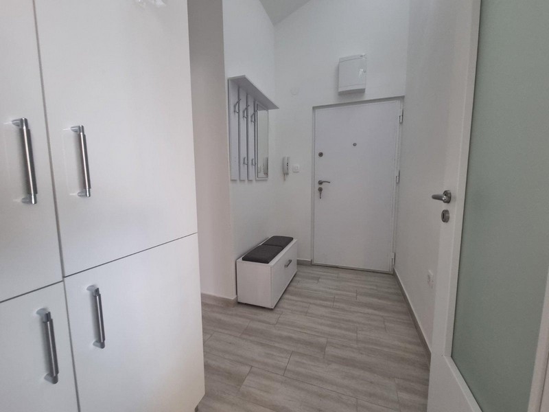 Entré med förvaringsutrymme och skoställ