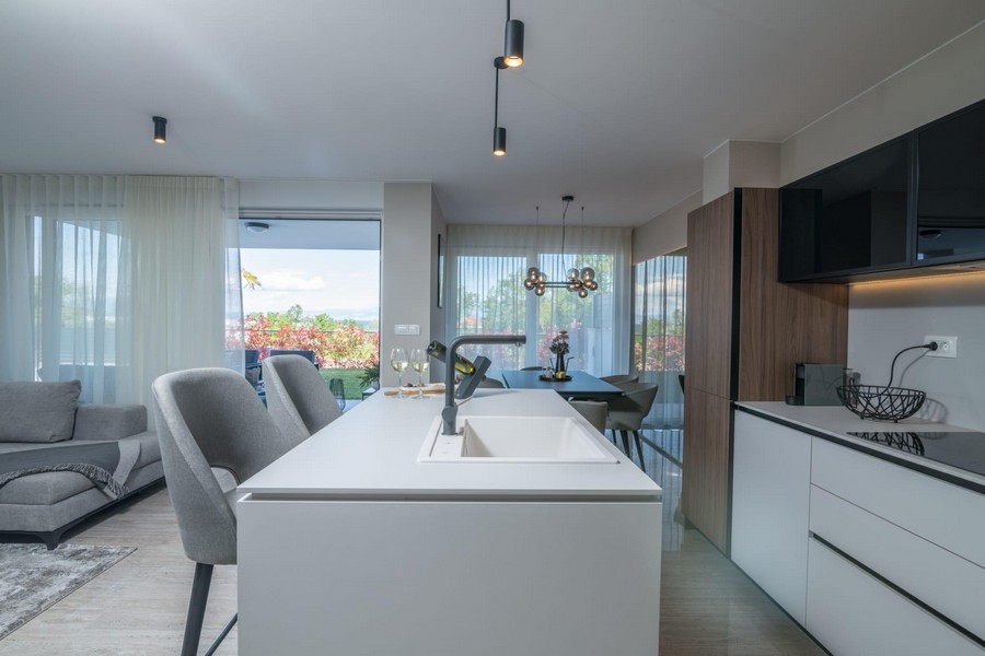 Öppen planlösning med modernt kök och matplats