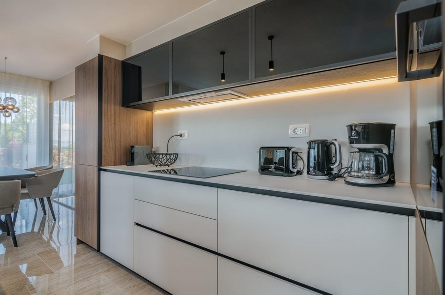 Modernt kök med högkvalitativa inbyggda vitvaror