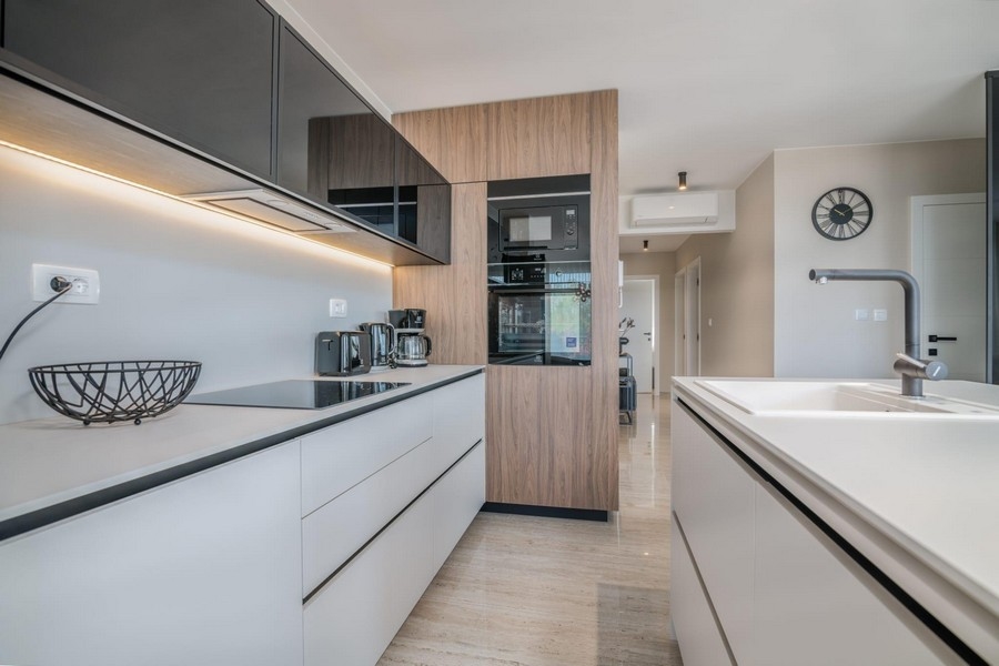 Pentry med trä- och högglansfronter, LED-belysning